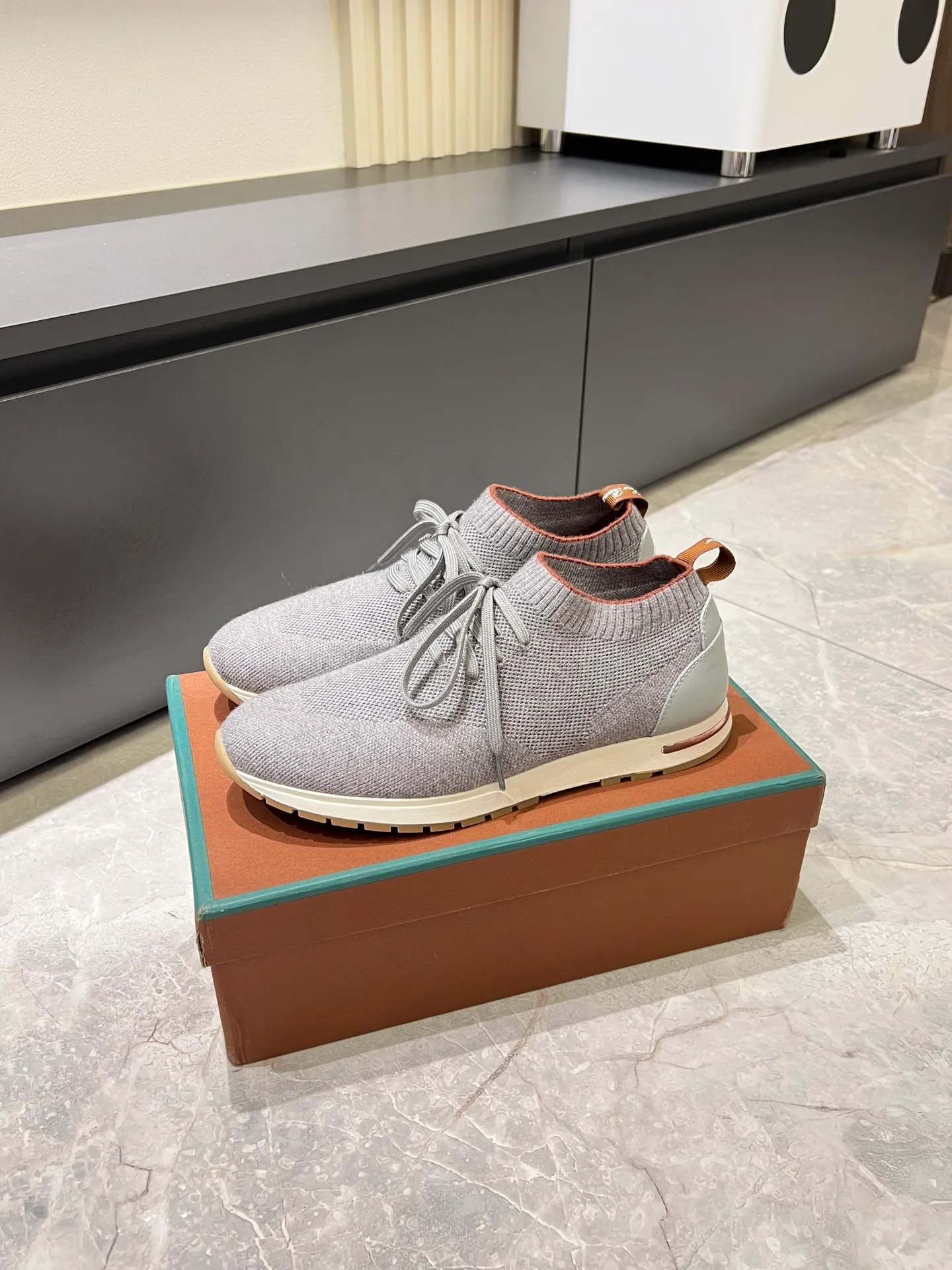 Men's Men's Shoes 💰p380 Loro Men's Shoes 💰piana/Noyo Piana 360 L Men's Shoes 💰p Flexy Walk Men's Sports Shoes These sports shoes are made of knitted wool uppers, and the heel is wrapped in smooth calf leather. Merino sheep are selected from Australia and New Zealand. The upper is machine-woven like a sweater, and then equipped with a white rubber outsole and a Kummel-colored sole. It is both beautiful and non-slip. The fabric is 100% cashmere and the insole is calf leather. It is super comfortable on the feet! Comes with full original packaging! Multiple colors available! Size: 38-44 (45 customized)